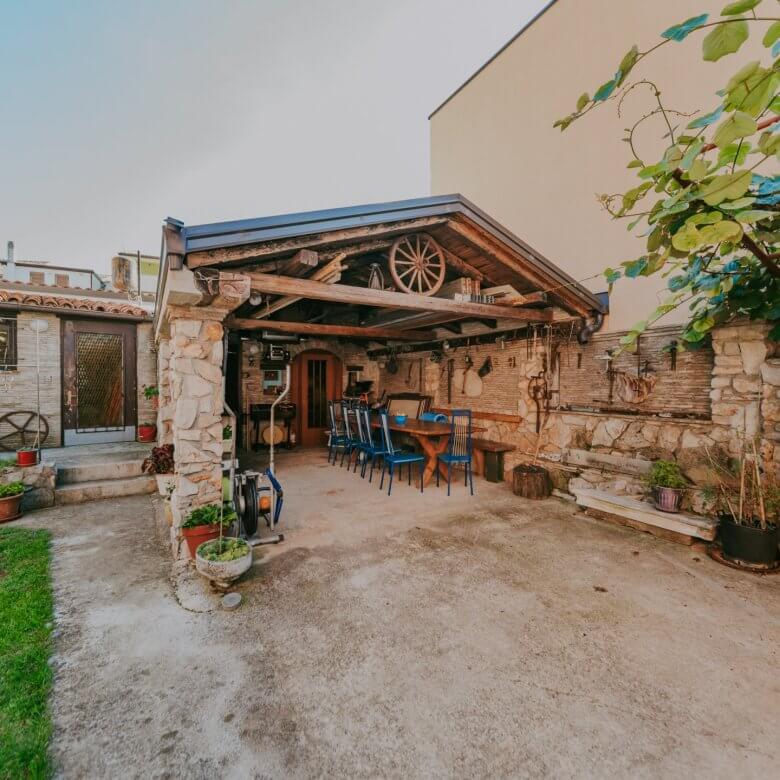 Umago | Petrovia | Spazioso appartamento con taverna e cortile