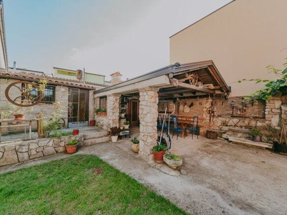 Umago | Petrovia | Spazioso appartamento con taverna e cortile