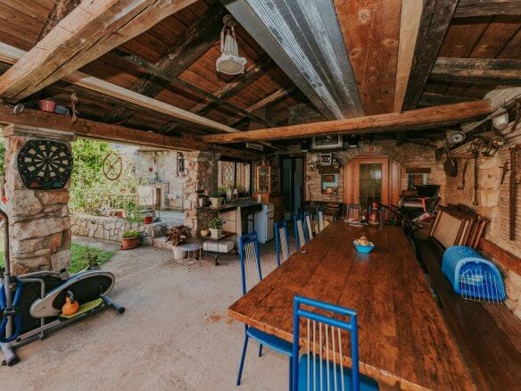 Umago | Petrovia | Spazioso appartamento con taverna e cortile