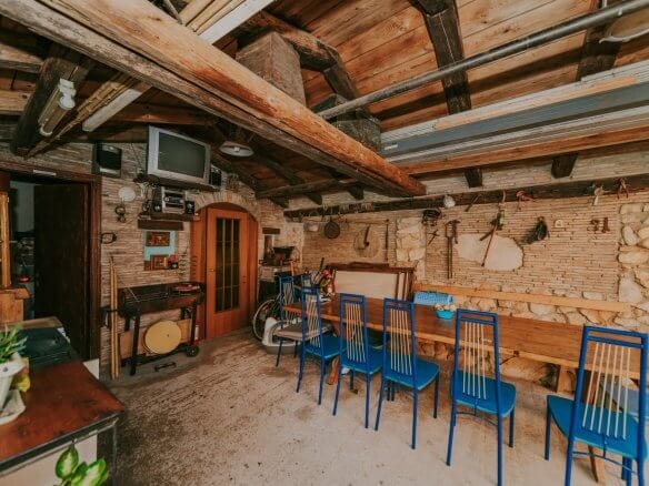 Umago | Petrovia | Spazioso appartamento con taverna e cortile