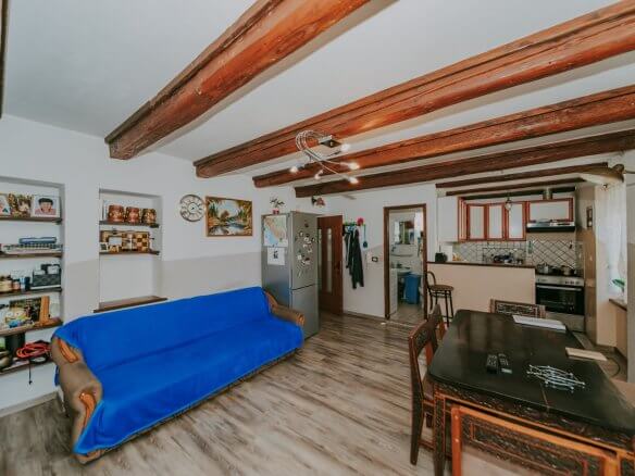 Umago | Petrovia | Spazioso appartamento con taverna e cortile