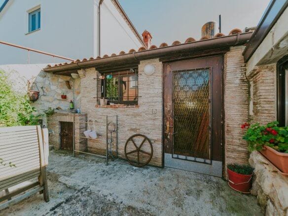 Umago | Petrovia | Spazioso appartamento con taverna e cortile