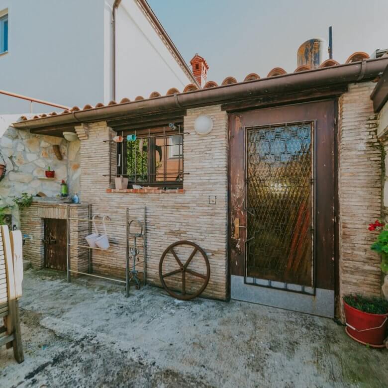 Umago | Petrovia | Spazioso appartamento con taverna e cortile