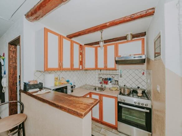 Umago | Petrovia | Spazioso appartamento con taverna e cortile