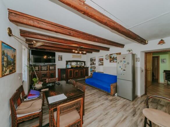 Umago | Petrovia | Spazioso appartamento con taverna e cortile