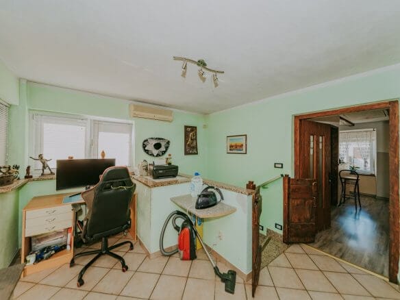 Umago | Petrovia | Spazioso appartamento con taverna e cortile