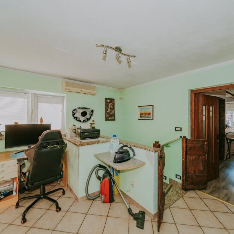 Umago | Petrovia | Spazioso appartamento con taverna e cortile