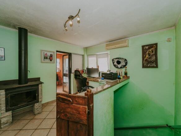 Umago | Petrovia | Spazioso appartamento con taverna e cortile