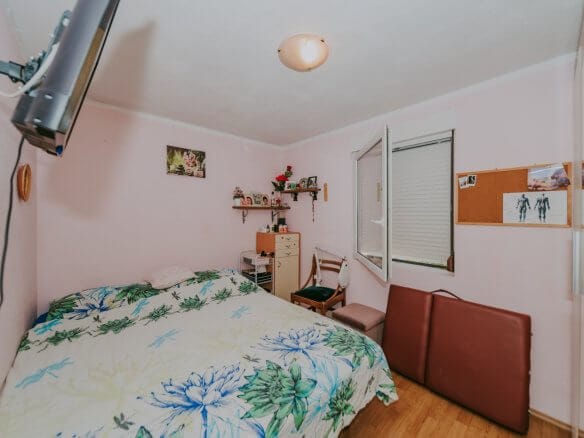 Umago | Petrovia | Spazioso appartamento con taverna e cortile