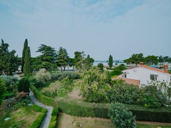umag centro appartamento esclusivo prima fila al mare con garage e vista mare