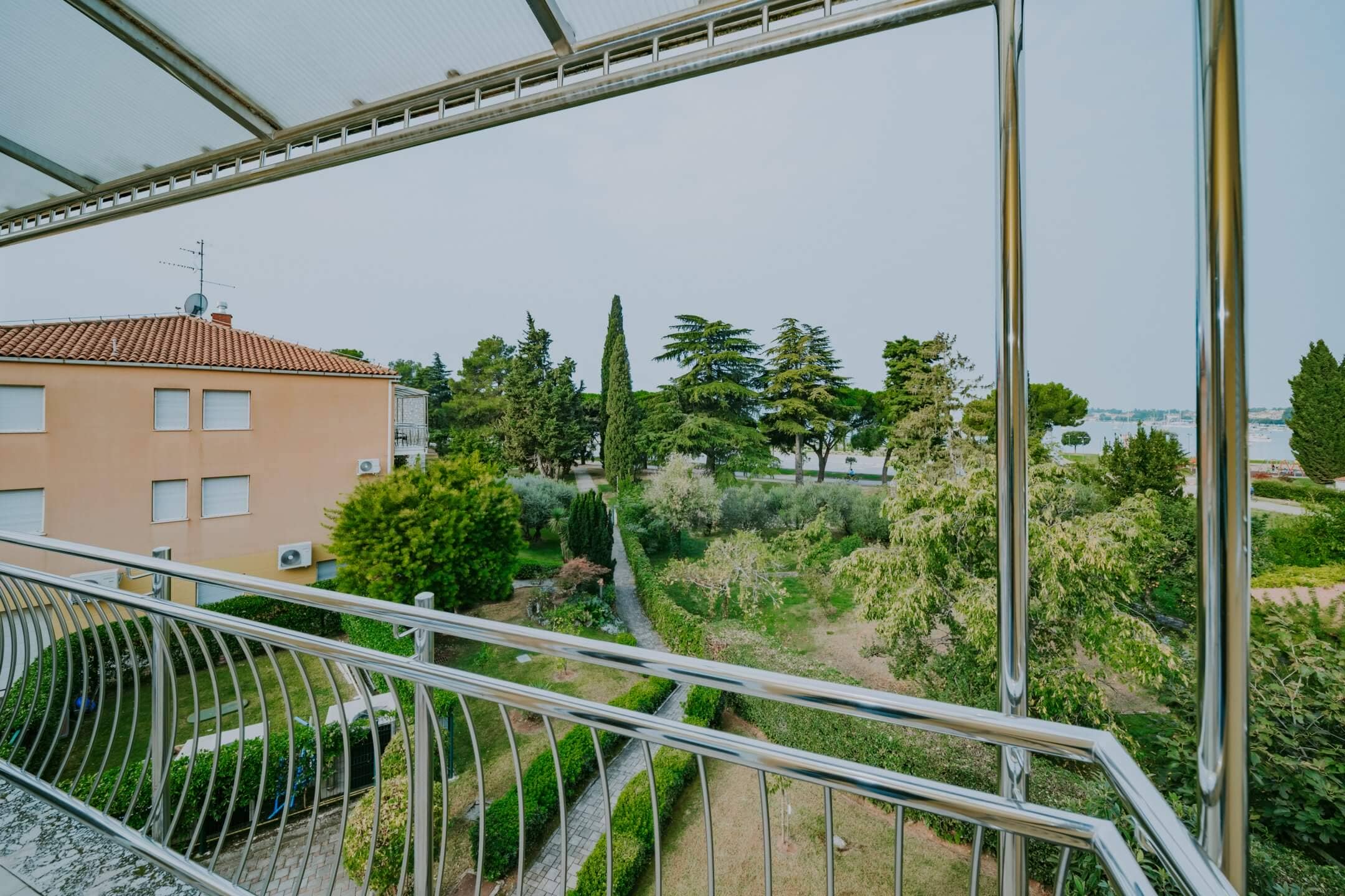 umag centro appartamento esclusivo prima fila al mare con garage e vista mare