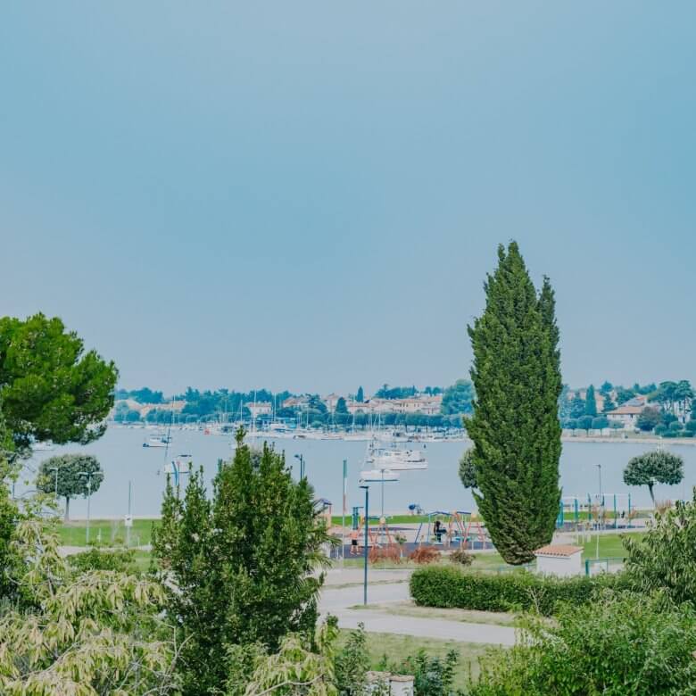 umag centro appartamento esclusivo prima fila al mare con garage e vista mare