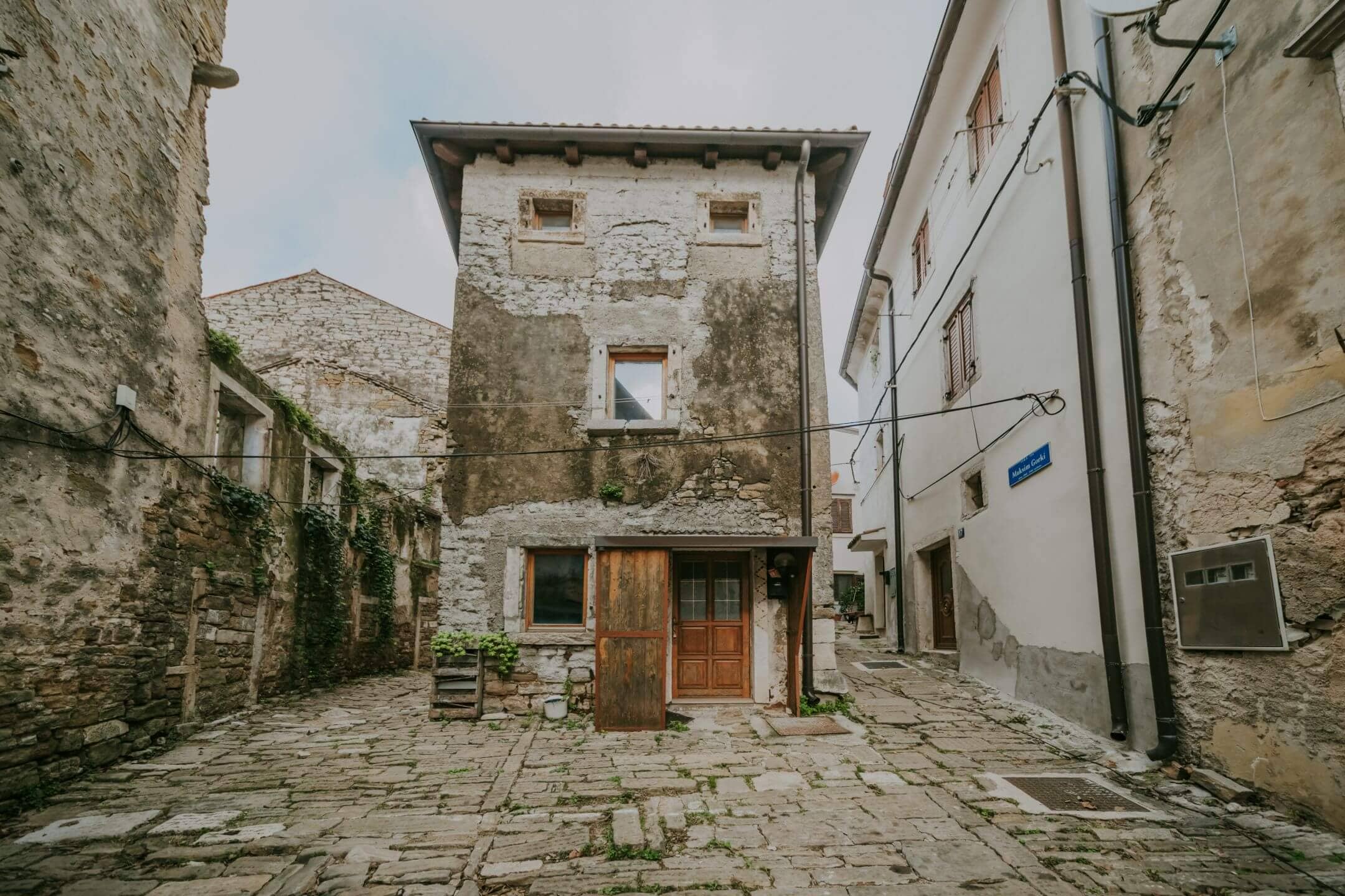 buje hišo v centru z veliko potenciala buje hišo v centru z veliko potenciala