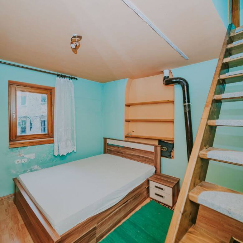 buje hišo v centru z veliko potenciala