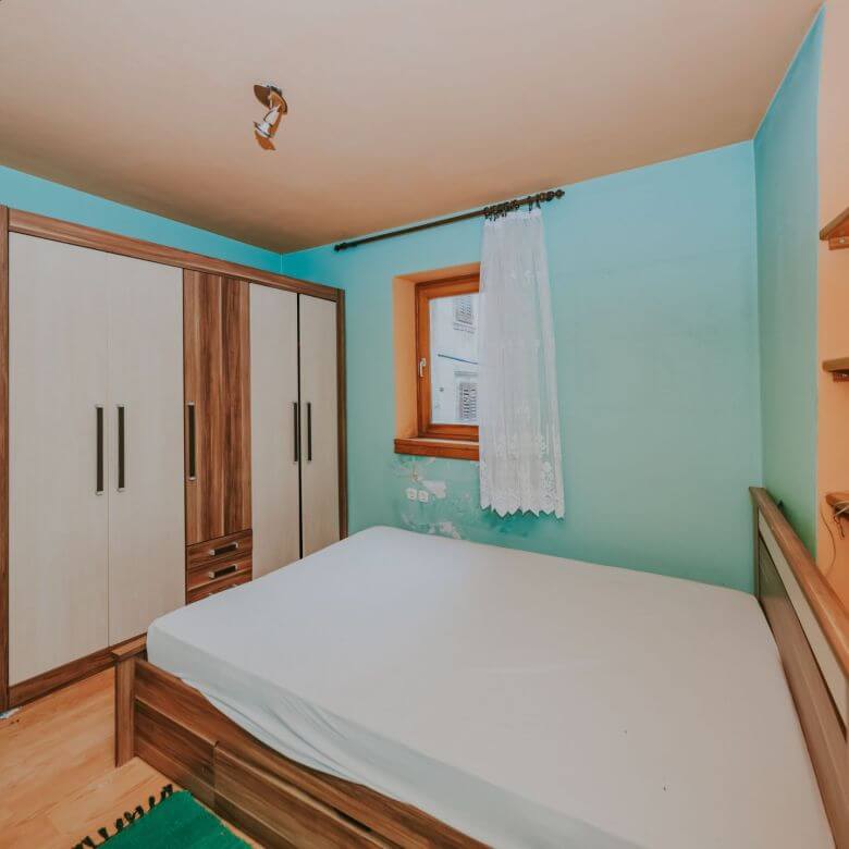 buje hišo v centru z veliko potenciala