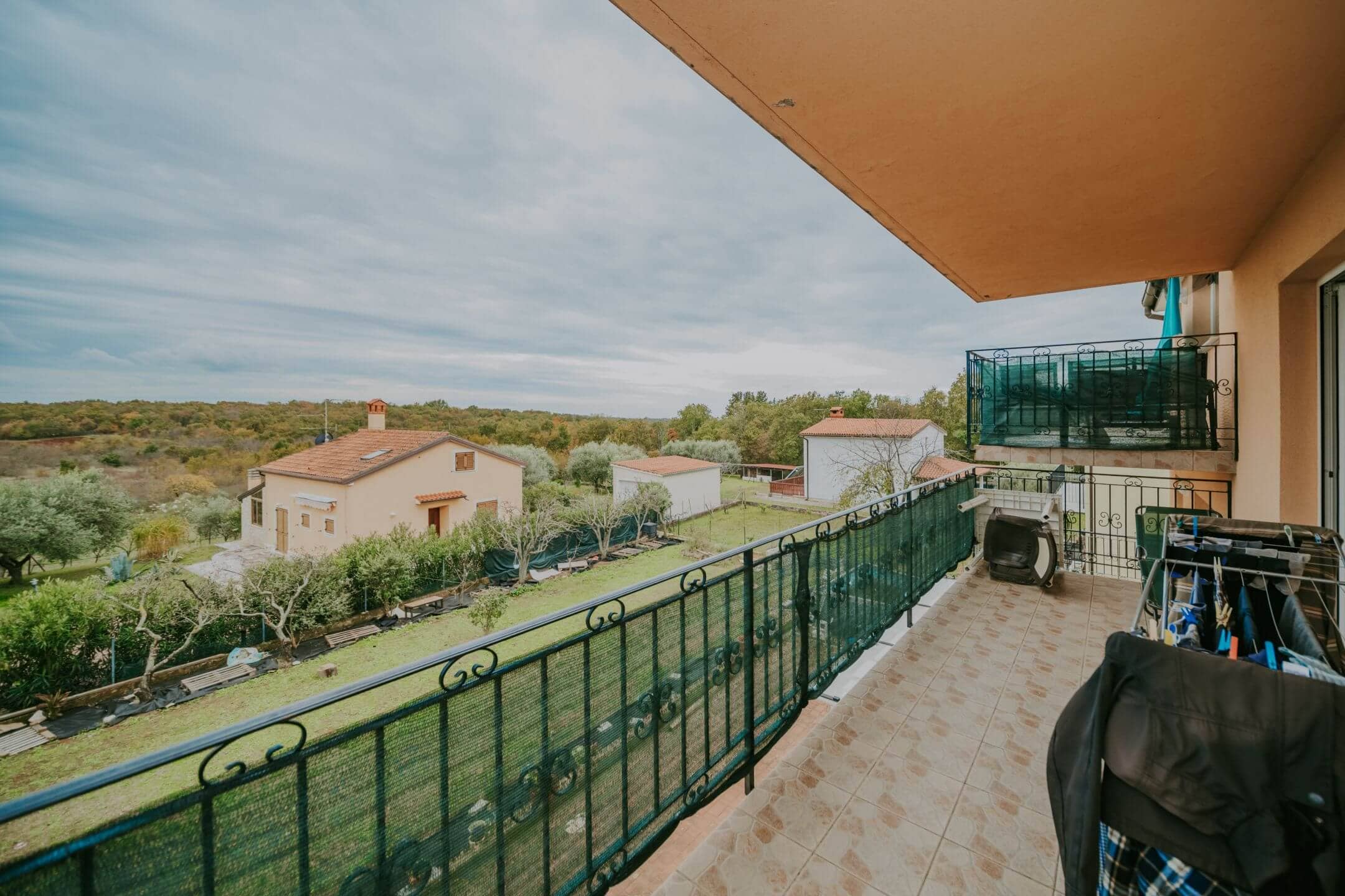 kastel prostorno stanovanje na odlični lokaciji