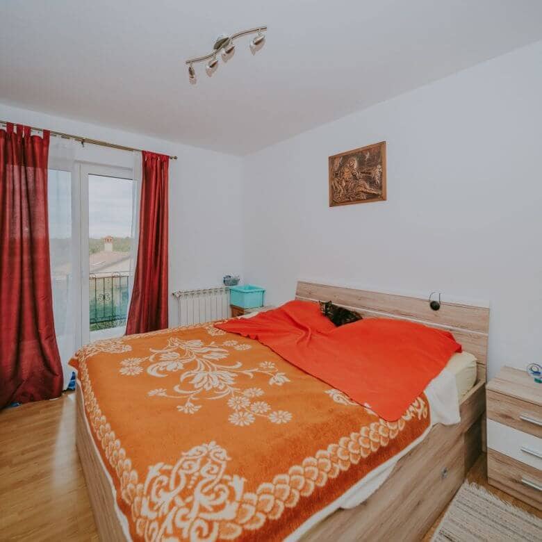 kastel prostorno stanovanje na odlični lokaciji