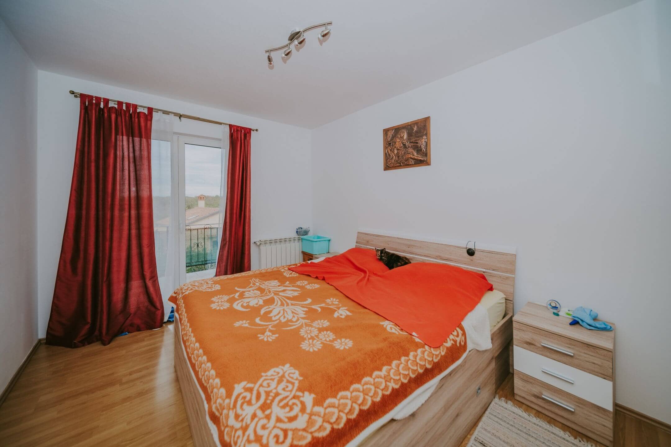 kastel prostorno stanovanje na odlični lokaciji