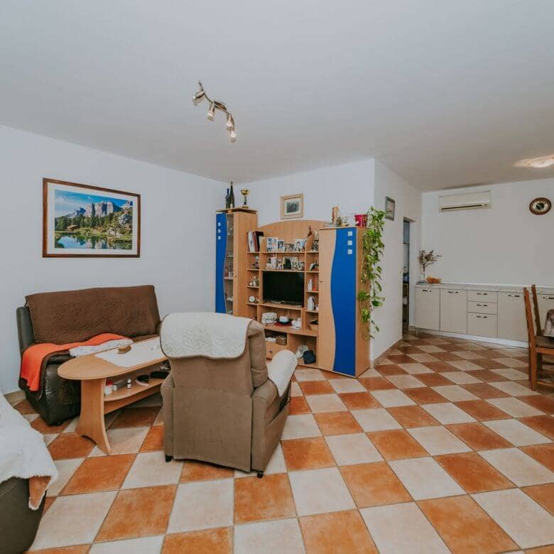 kastel prostorno stanovanje na odlični lokaciji