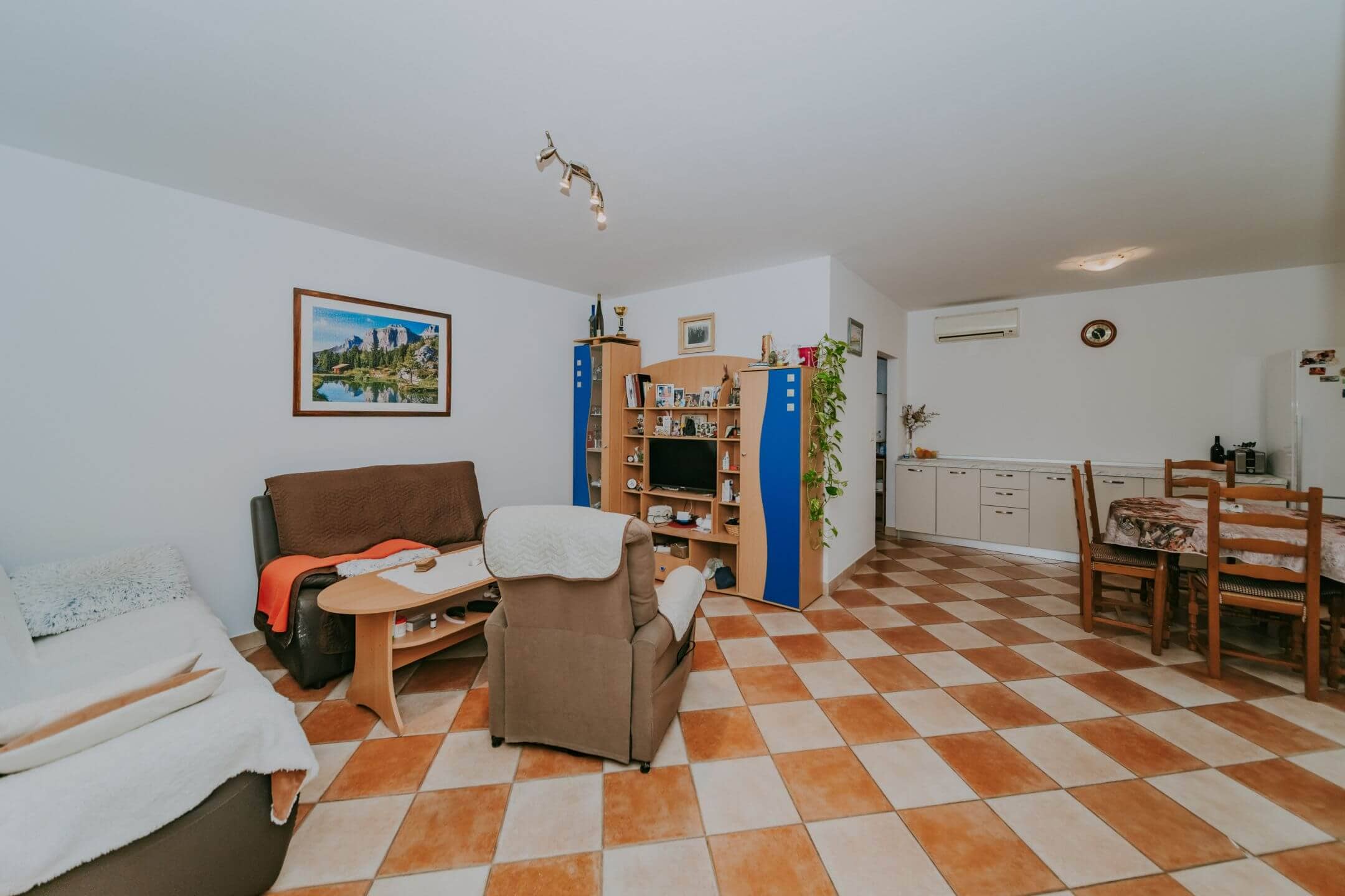 kastel prostorno stanovanje na odlični lokaciji