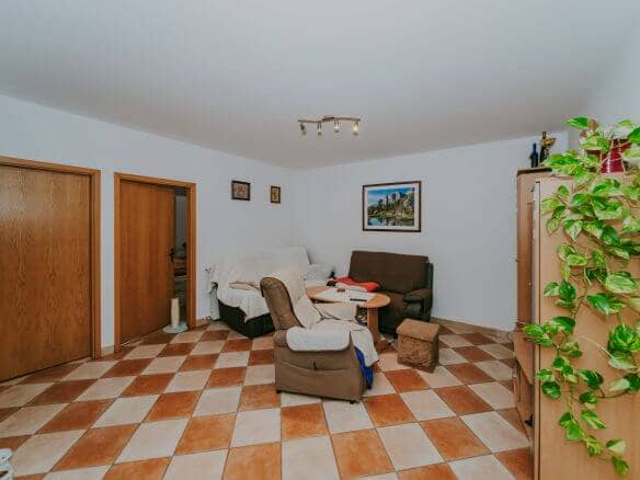 kastel prostorno stanovanje na odlični lokaciji