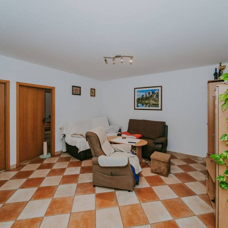 kastel prostorno stanovanje na odlični lokaciji