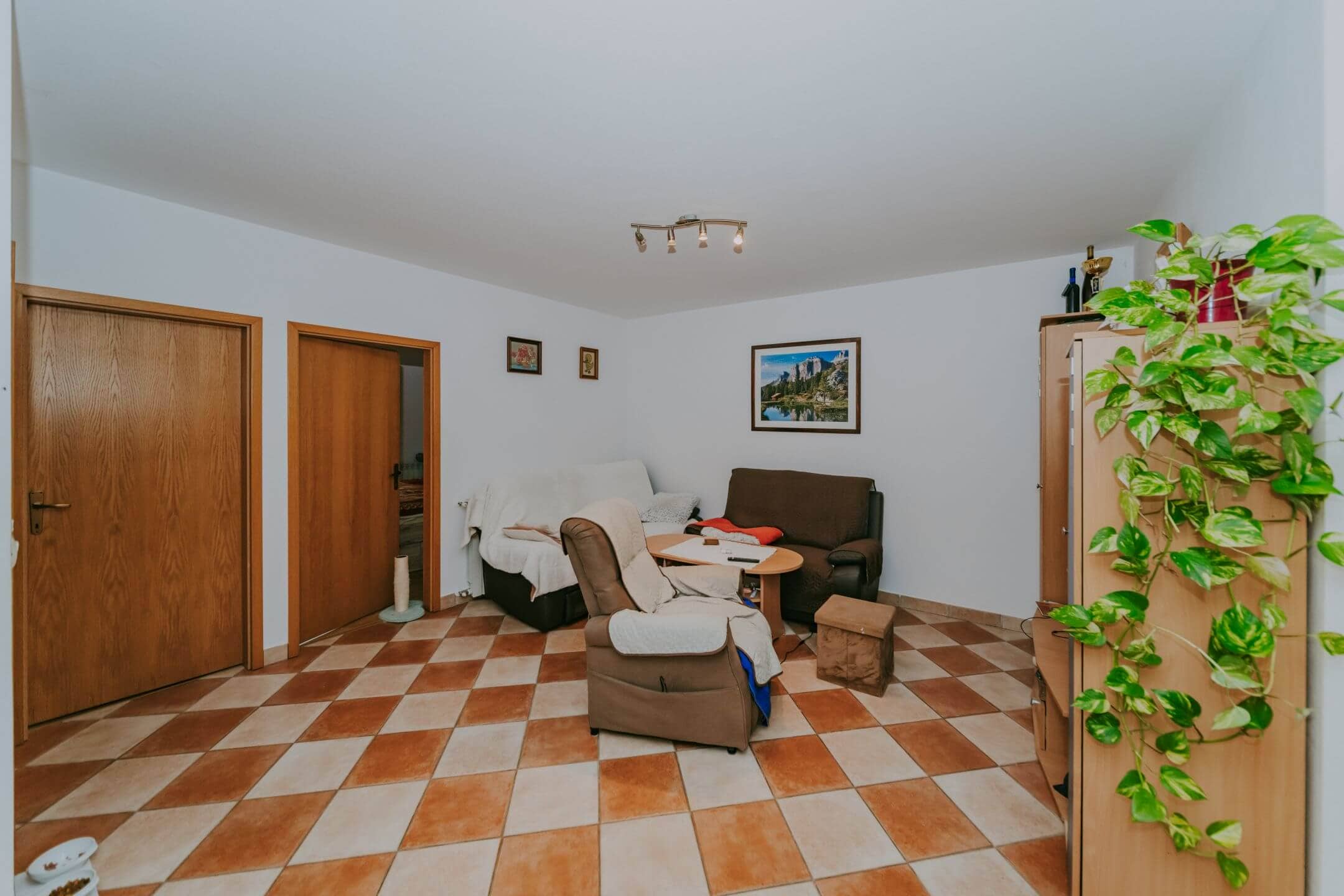 kastel prostorno stanovanje na odlični lokaciji