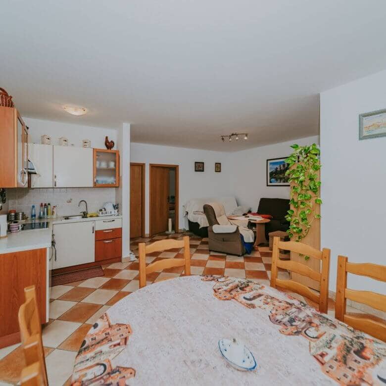 kastel prostorno stanovanje na odlični lokaciji