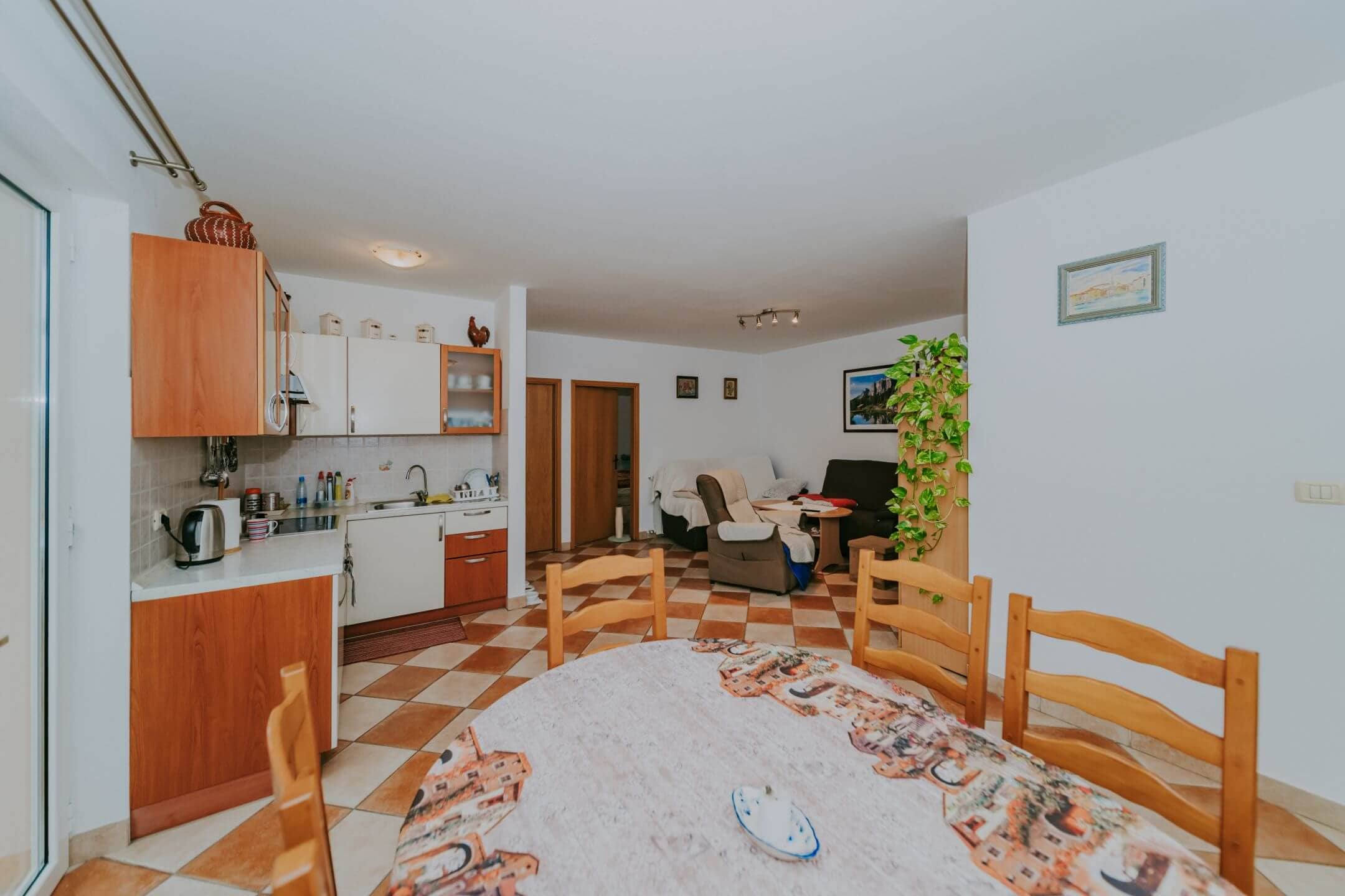 kastel prostorno stanovanje na odlični lokaciji