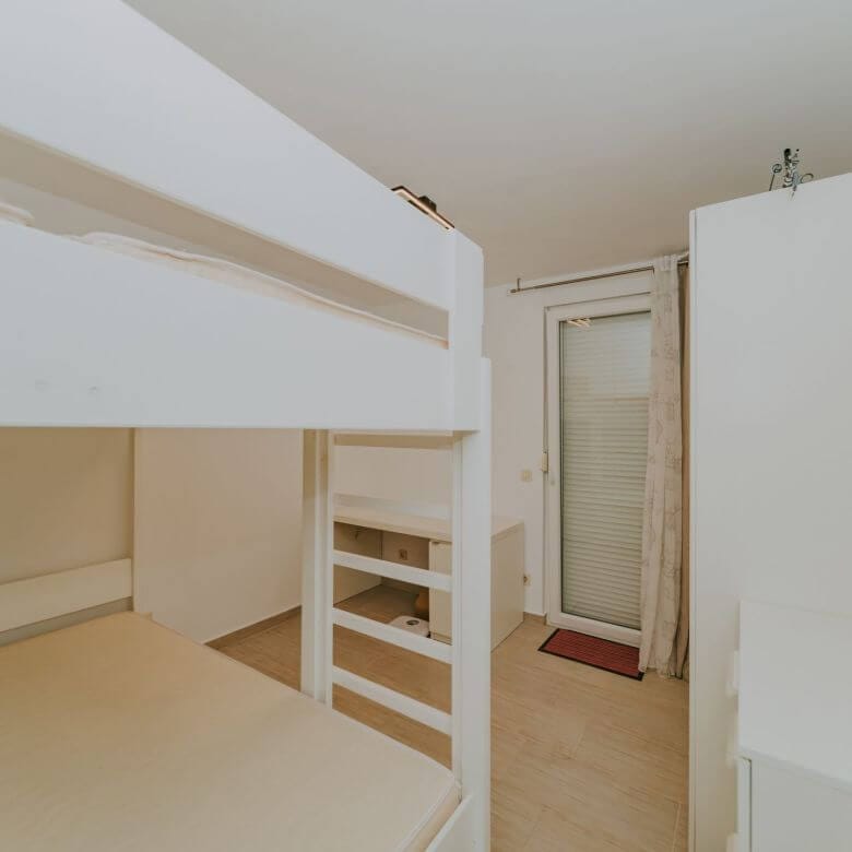 mareda novigrad appartamento con giardino e cucina estiva