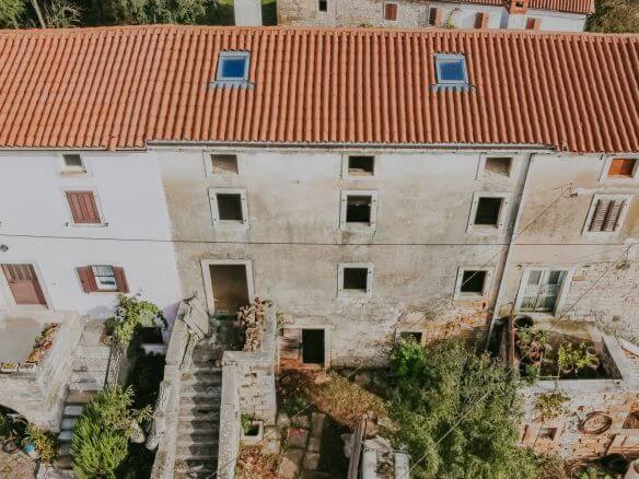 sterna okolica kompleks kamnitih hiš v nizu z zazidljivim zemljiščem