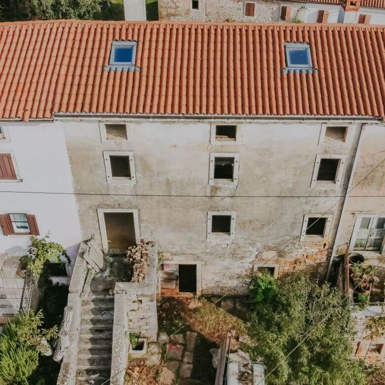 sterna okolica kompleks kamnitih hiš v nizu z zazidljivim zemljiščem