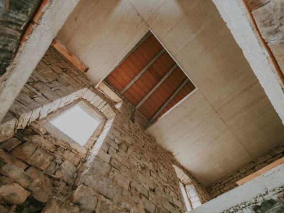 sterna okolica kompleks kamnitih hiš v nizu z zazidljivim zemljiščem