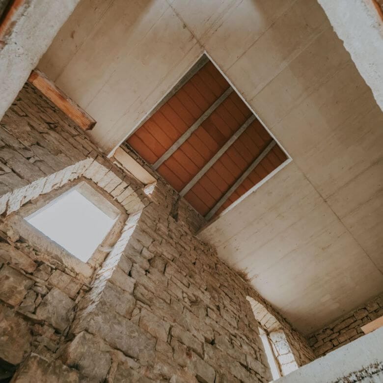 sterna okolica kompleks kamnitih hiš v nizu z zazidljivim zemljiščem