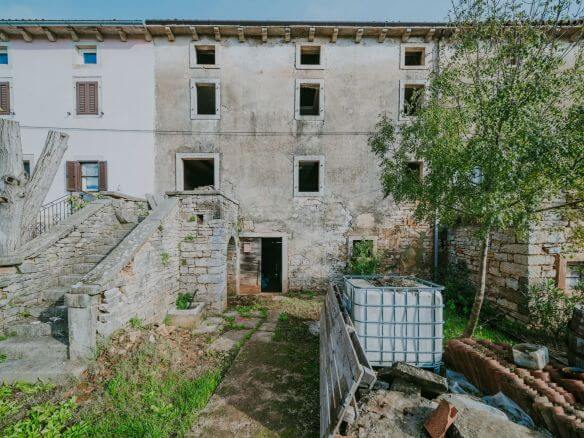 sterna okolica kompleks kamnitih hiš v nizu z zazidljivim zemljiščem