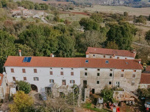 sterna okolica kompleks kamnitih hiš v nizu z zazidljivim zemljiščem