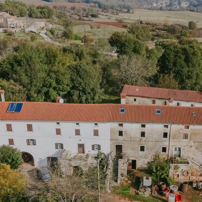 sterna okolica kompleks kamnitih hiš v nizu z zazidljivim zemljiščem