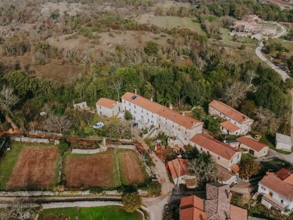 sterna okolica kompleks kamnitih hiš v nizu z zazidljivim zemljiščem