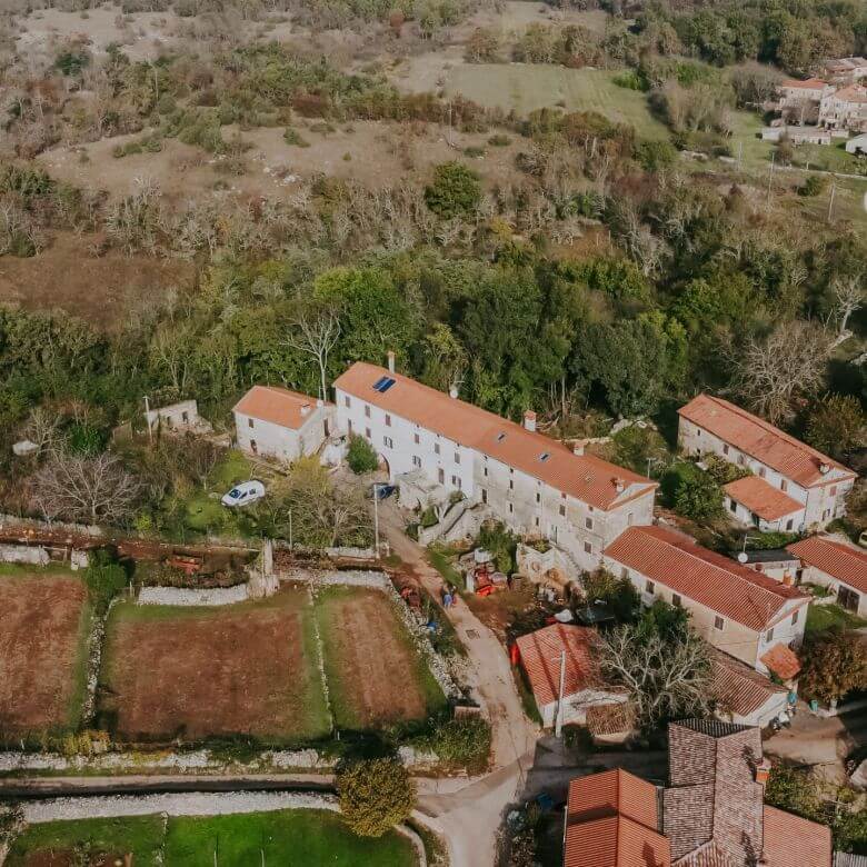 sterna okolica kompleks kamnitih hiš v nizu z zazidljivim zemljiščem