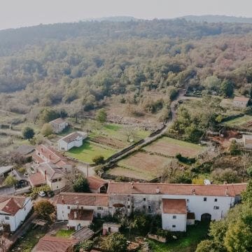 Sterna-Umgebung, ein Komplex aus Steinhäusern in Reihe mit Bauland