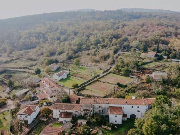 sterna okolica kompleks kamnitih hiš v nizu z zazidljivim zemljiščem