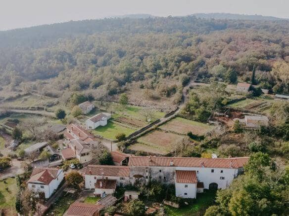 Sterna-Umgebung, ein Komplex aus Steinhäusern in Reihe mit Bauland