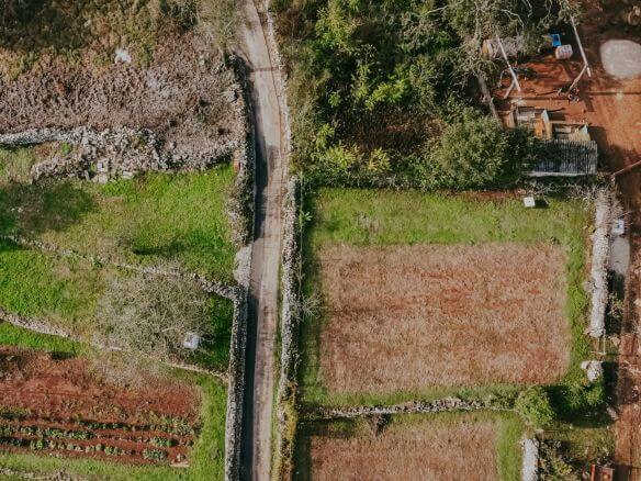 sterna okolica kompleks kamnitih hiš v nizu z zazidljivim zemljiščem
