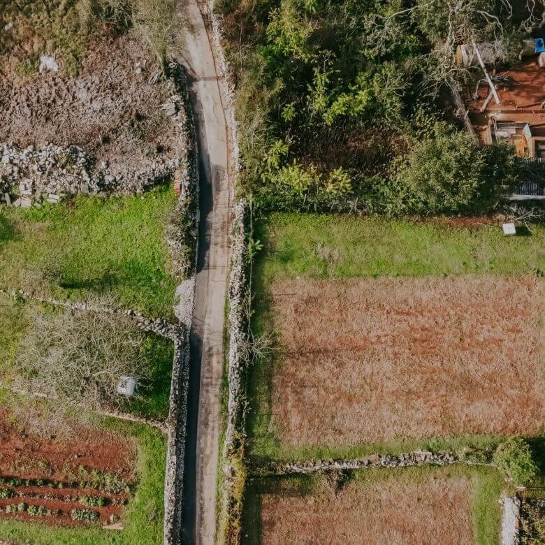 sterna okolica kompleks kamnitih hiš v nizu z zazidljivim zemljiščem