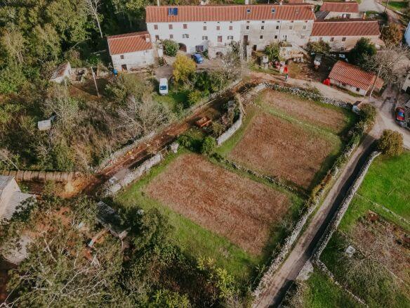 sterna okolica kompleks kamnitih hiš v nizu z zazidljivim zemljiščem