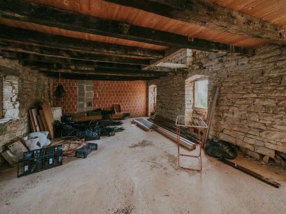 sterna okolica kompleks kamnitih hiš v nizu z zazidljivim zemljiščem