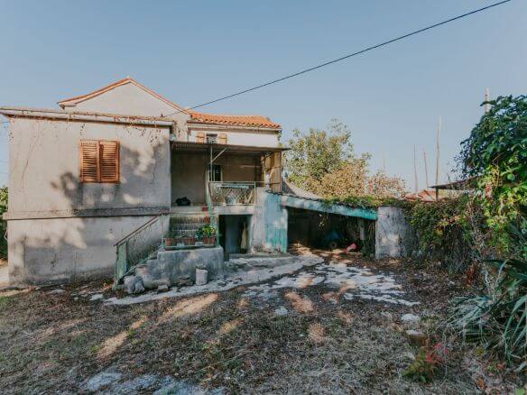 zavrsje surroundings a complex of stone houses with two barns and secluded land