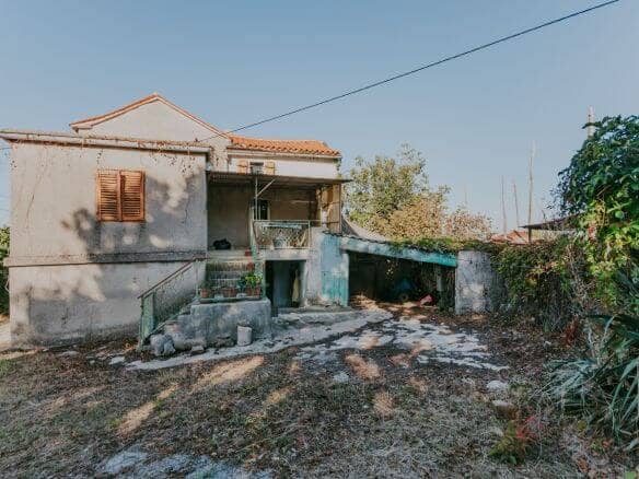 Zavrsje Umgebung: ein Komplex aus Steinhäusern mit zwei Scheunen und abgelegenem Grundstück
