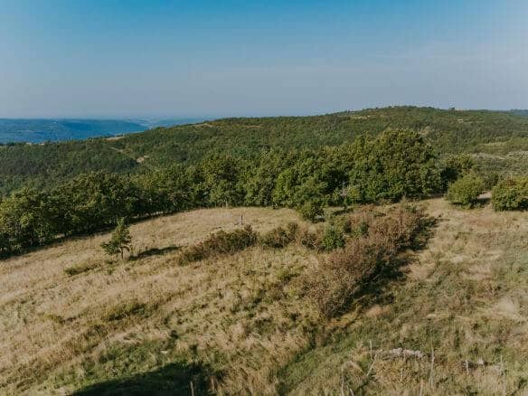 Zavrsje Umgebung: ein Komplex aus Steinhäusern mit zwei Scheunen und abgelegenem Grundstück
