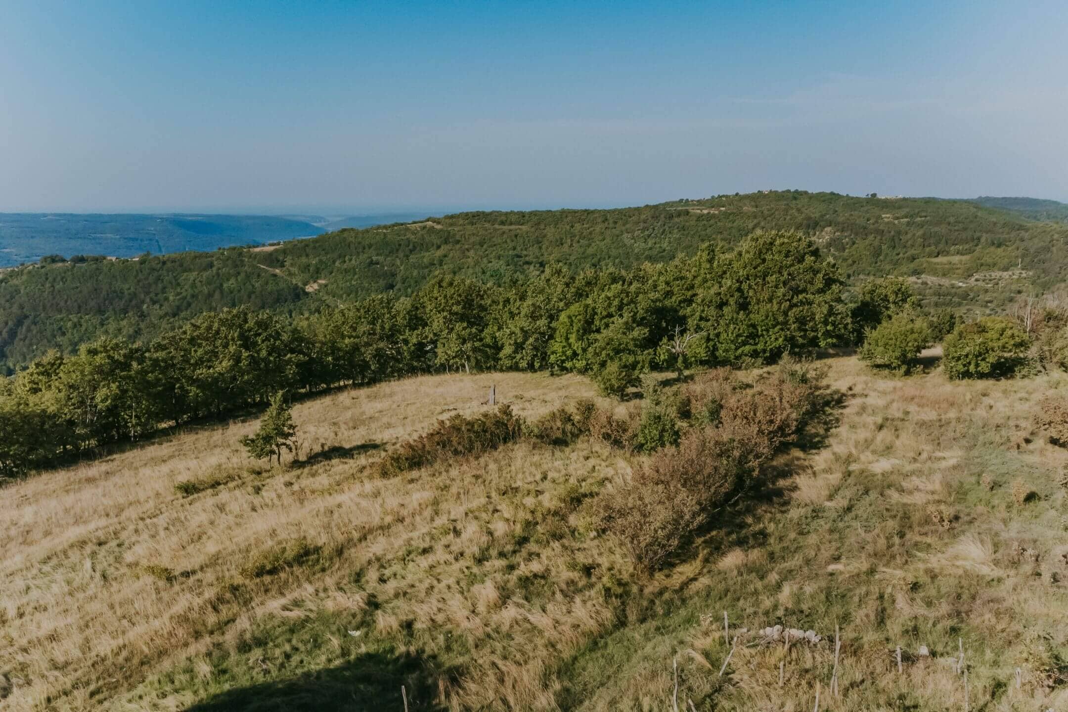 Zavrsje Umgebung: ein Komplex aus Steinhäusern mit zwei Scheunen und abgelegenem Grundstück